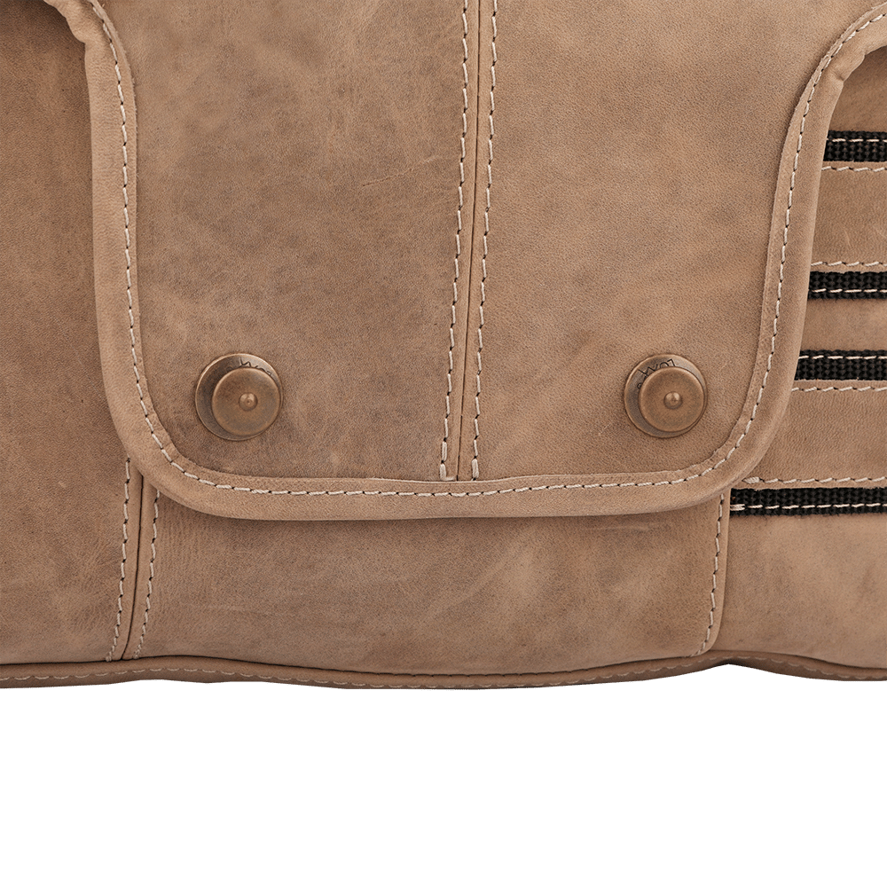Knöpfe einer Umhängetasche aus Leder in der Farbe beige.