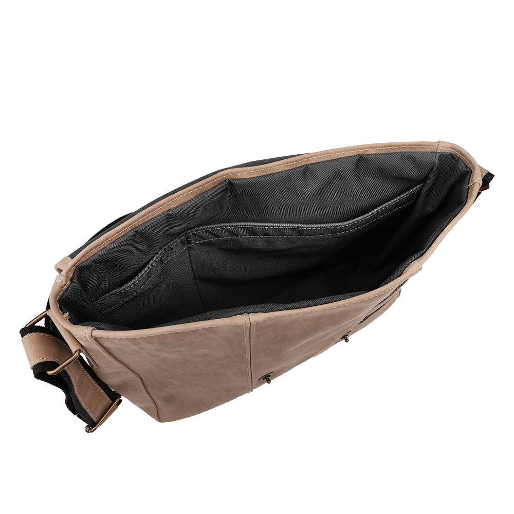 Umhängetasche aus Leder in der Farbe beige von innen.