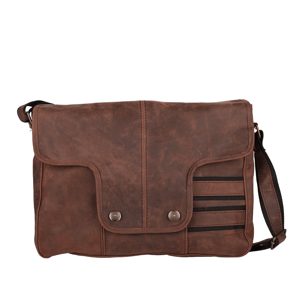 Große braune Tasche aus Leder mit schwarzen Stofflinien sowie zwei messingfarbenen Knopfverschlüssen und Gurt zum Umhängen.