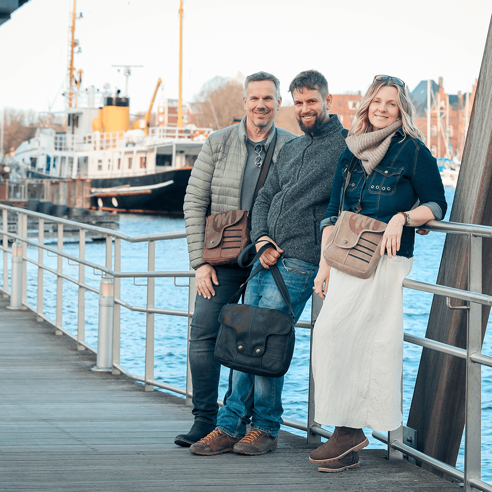 Pull-up Ledertaschen, die Modelle die Robuste und die Markante, in den Farben schwarz, dunkelbraun und hellbraun, getragen von Personen