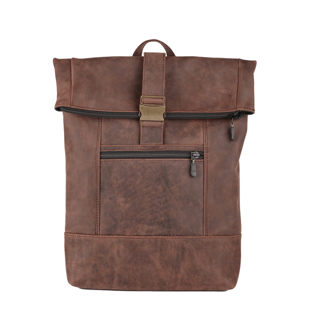 Leder-Rucksack in braun, mit Messingschnalle und Rolltop.