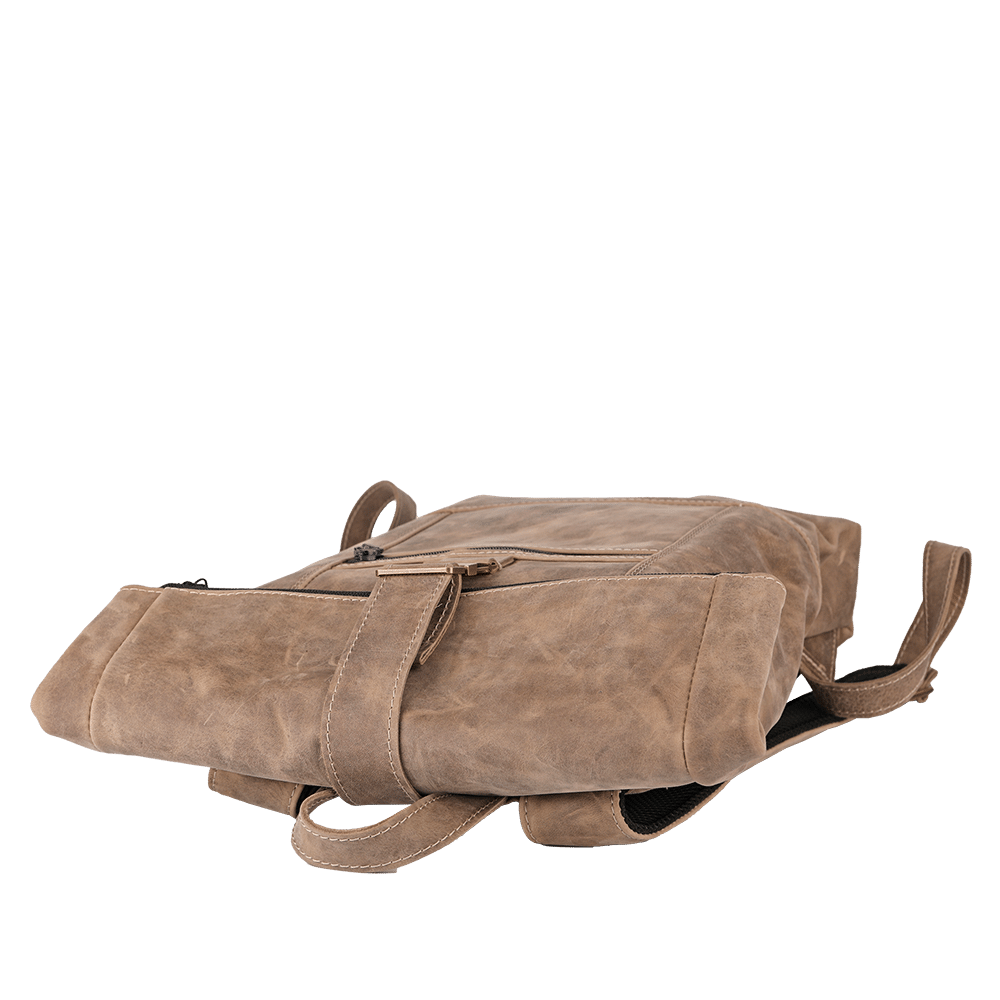 Leder-Rucksack liegend und mit geschlossenem Rolltop.