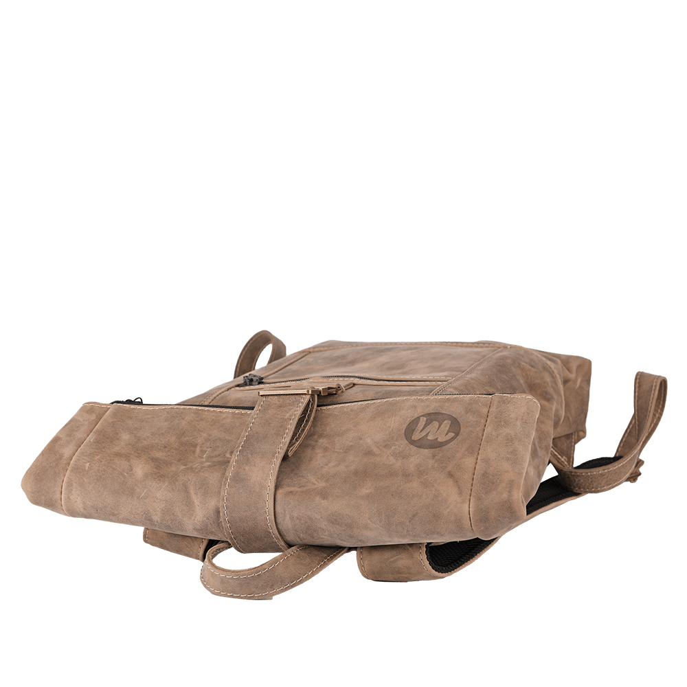 Leder-Rucksack liegend und mit geschlossenem Rolltop.