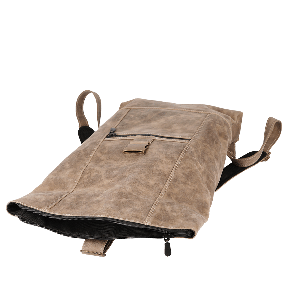Leder-Rucksack liegend und mit offenem Rolltop.