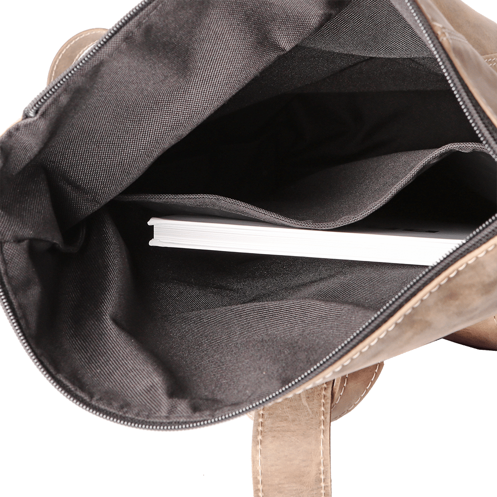 Offenes Innenfach des Leder-Rucksacks.