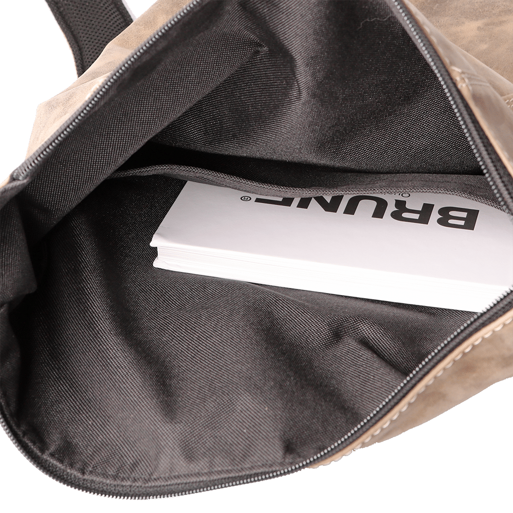 Offenes Innenfach des Leder-Rucksacks.