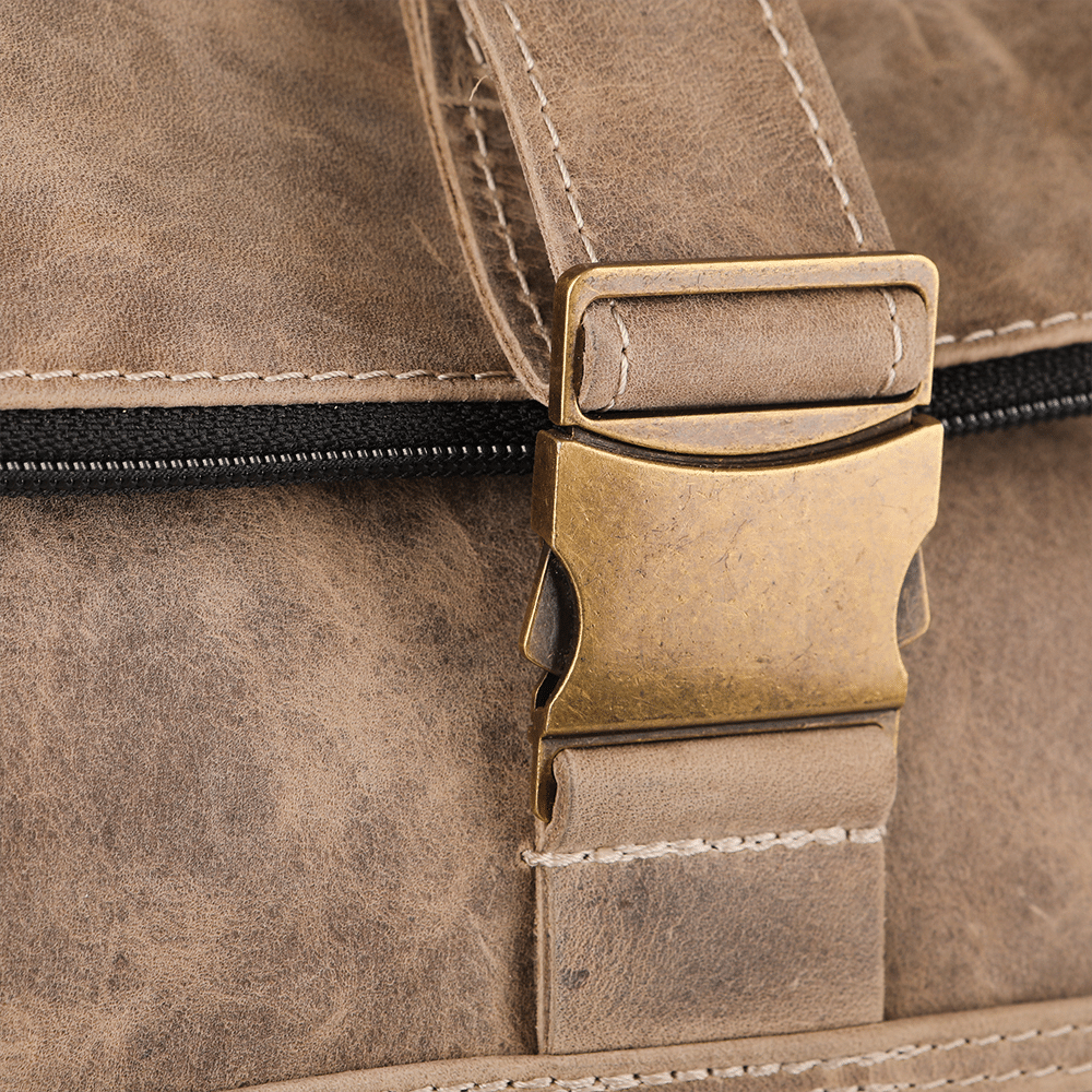 Messingschnalle des Leder-Rucksacks.