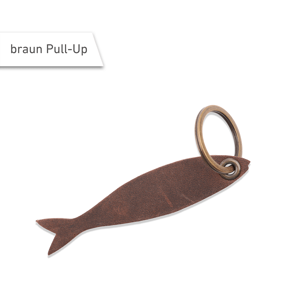 Schlüsselanhänger in Fischform aus Pull-Up-Leder in der Farbe braun. Mit einem Schlüsselring aus Altmessing.
