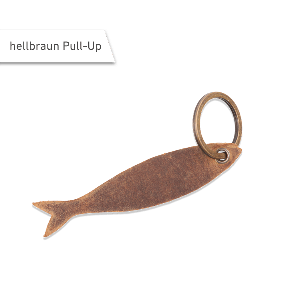 Schlüsselanhänger in Fischform aus Pull-Up-Leder in der Farbe hellbraun. Mit einem Schlüsselring aus Altmessing.