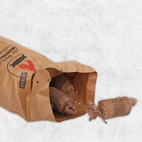 Eine Packung Füür Bontjes, auf der Seite liegend, geöffnet.