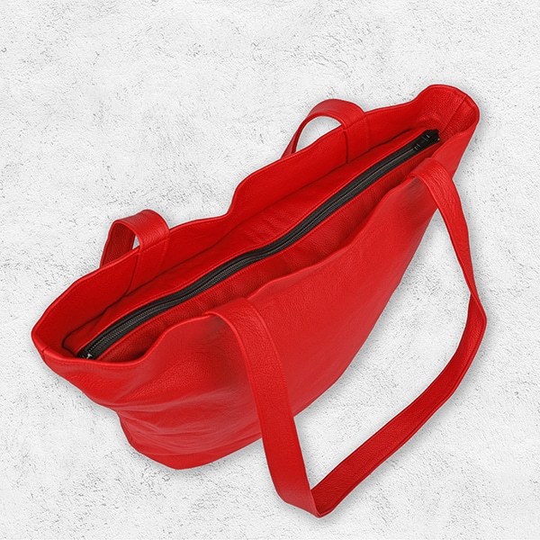 Eine Handtasche aus Leder in der Farbe corallrot.