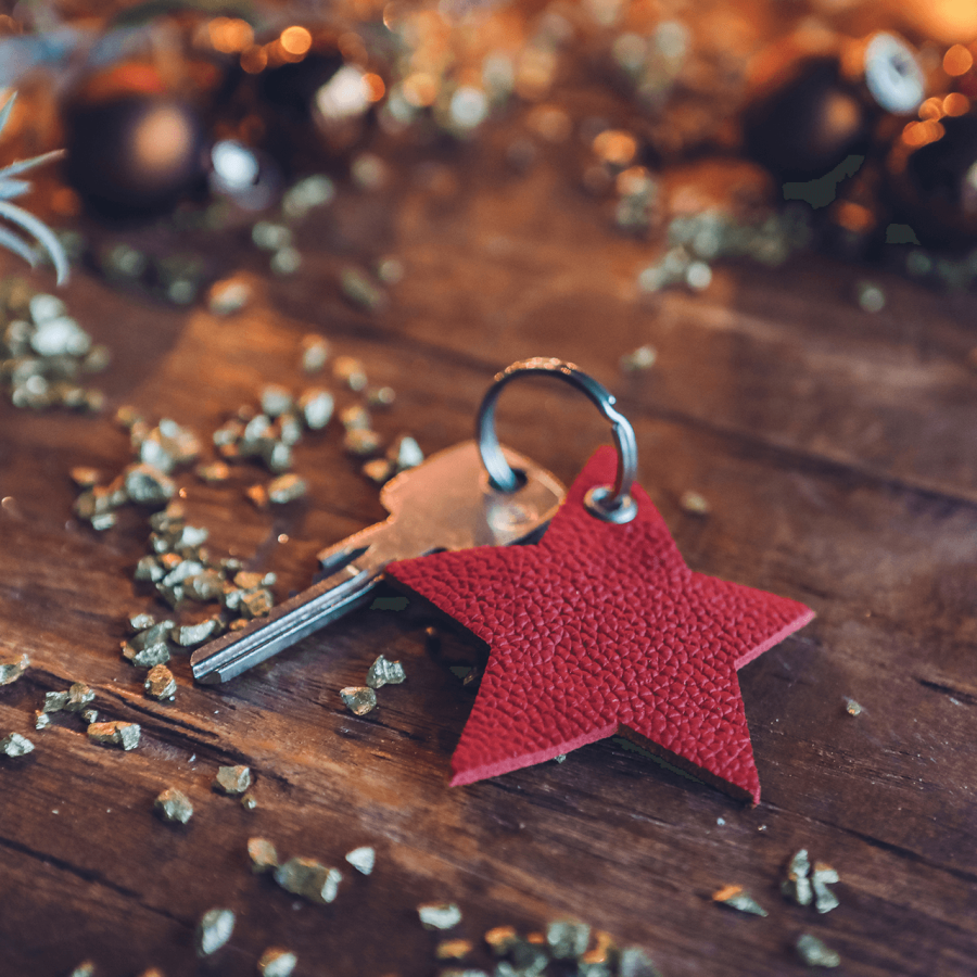 middenmang Schlüsselanhänger aus Leder in Herz-Form udn in der Farbe rot, auf einem weihnachtlich geschmückten Tisch, mit Schlüssel am Ring