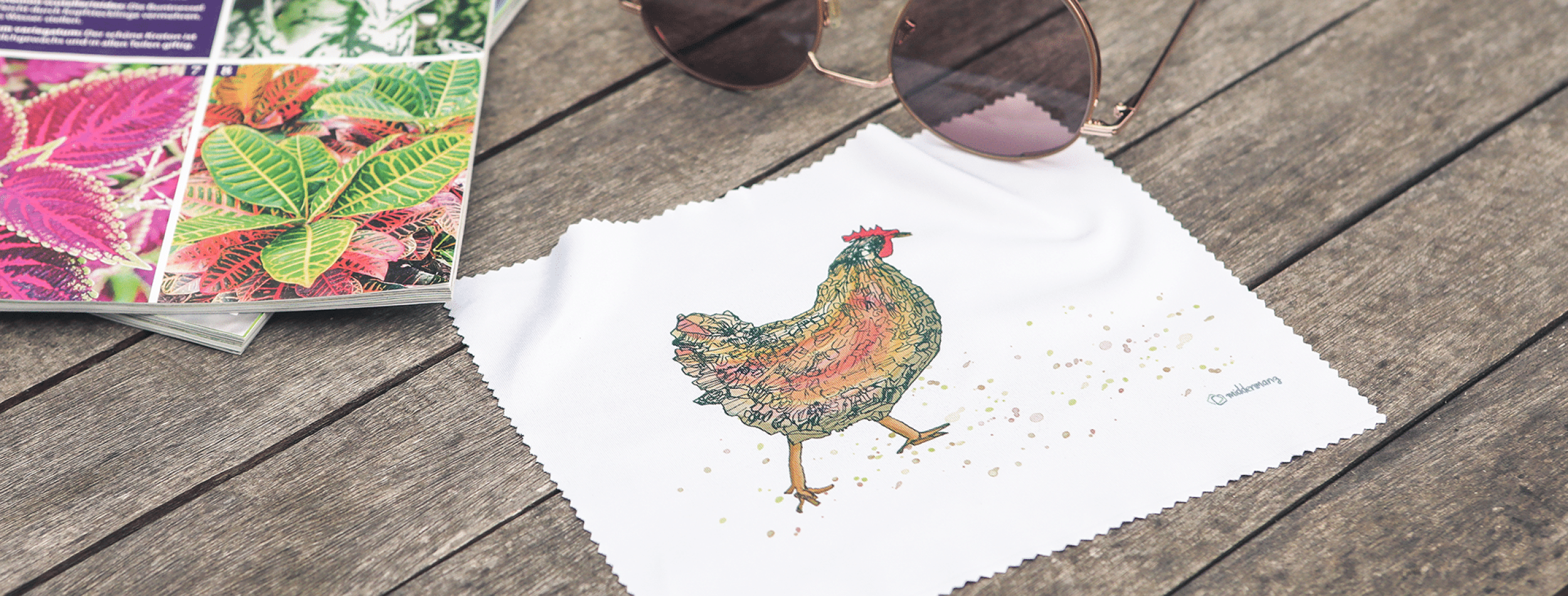 Brillenputzuch mit dem Motiv Huhn, mit Sonnenbrille und Zeitschrift.