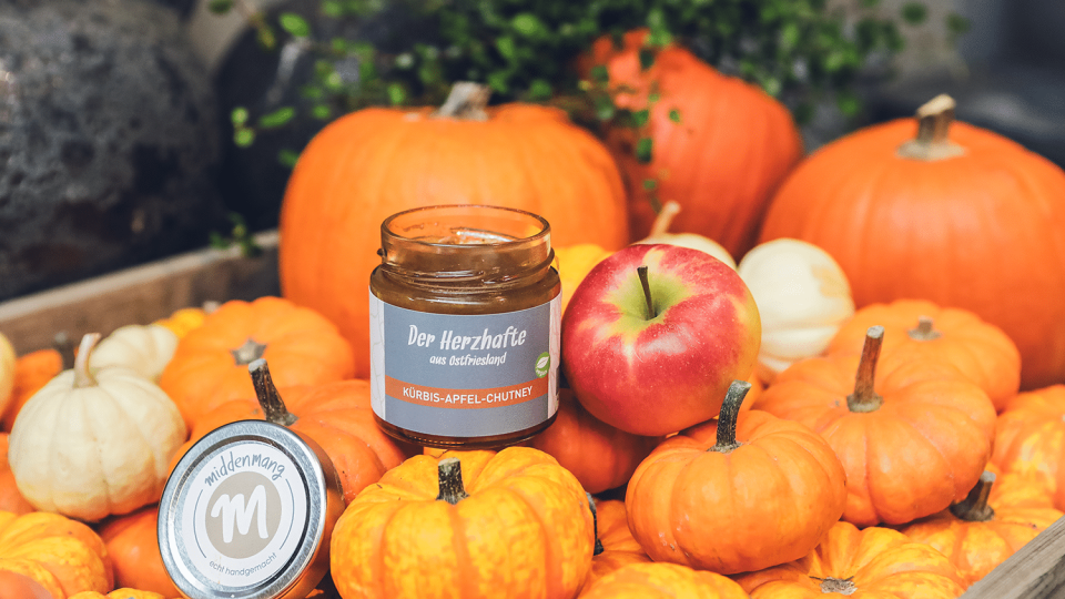 Ein Glas Kürbis-Apfel-Chutney.